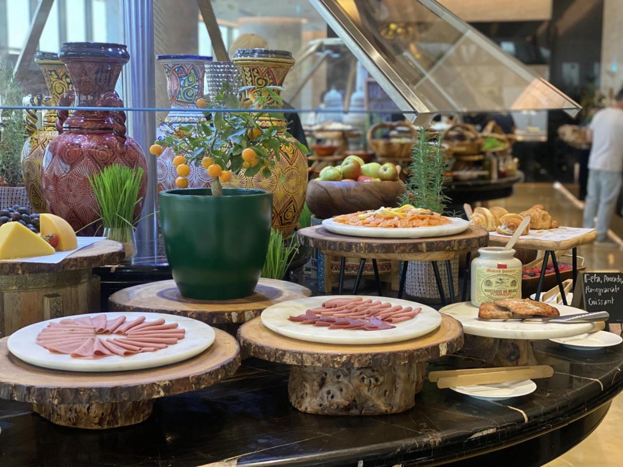 Movenpick Hotel And Residences Rijad Zewnętrze zdjęcie A buffet at a hotel