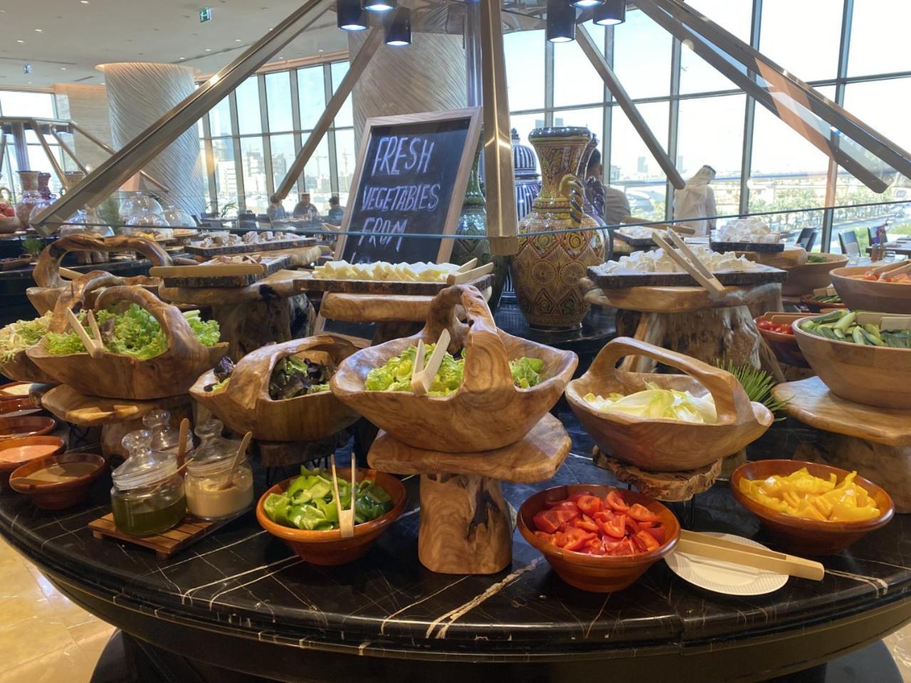 Movenpick Hotel And Residences Rijad Zewnętrze zdjęcie A salad bar at a hotel