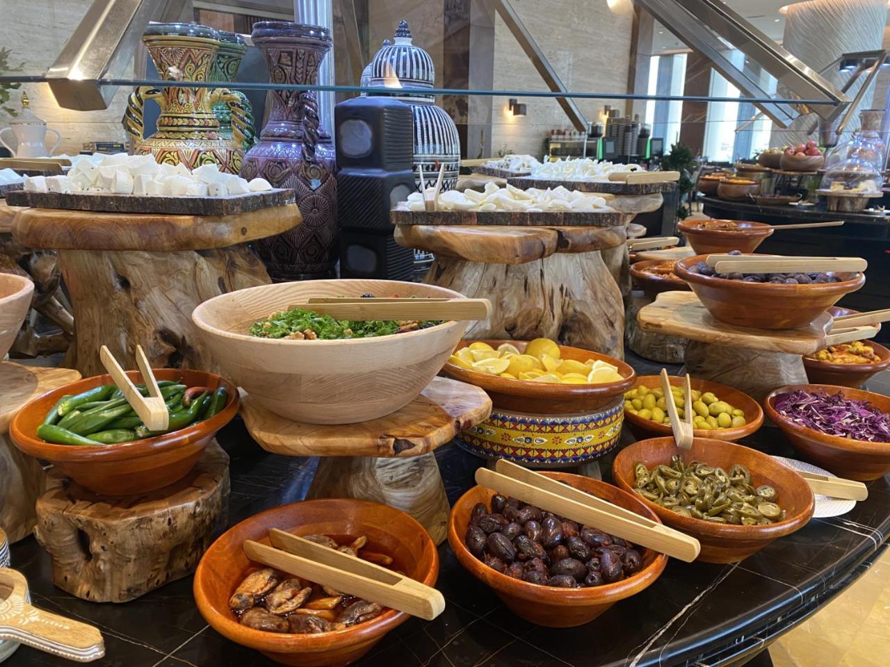 Movenpick Hotel And Residences Rijad Zewnętrze zdjęcie A selection of tapas at a buffet