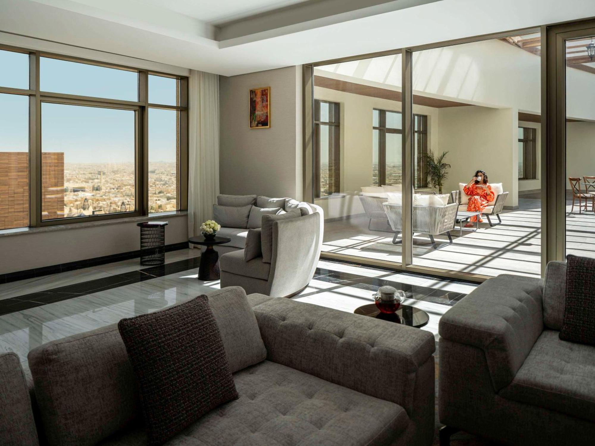 Movenpick Hotel And Residences Rijad Zewnętrze zdjęcie The interior of a suite at the Four Seasons Hotel, Amman