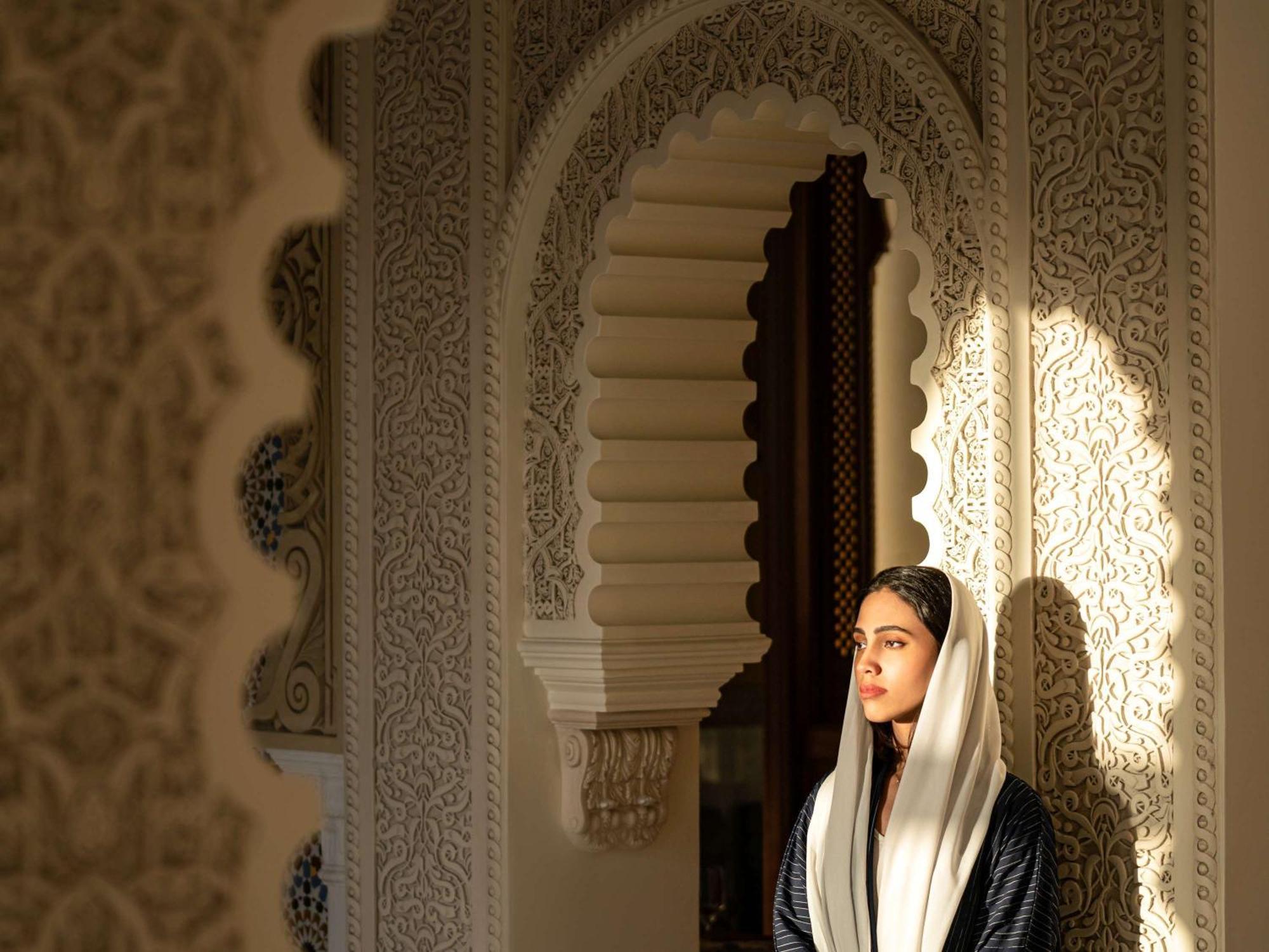 Movenpick Hotel And Residences Rijad Zewnętrze zdjęcie A Moroccan woman in traditional dress