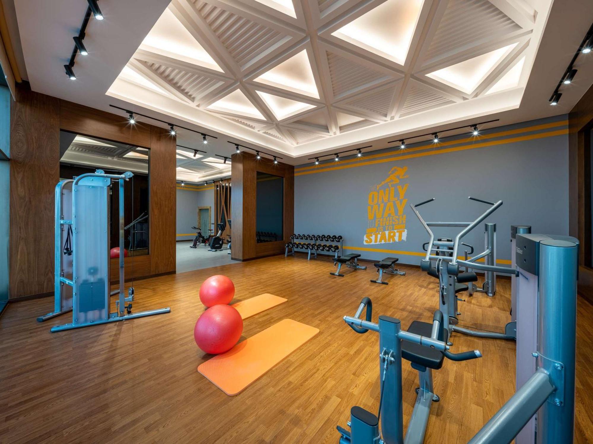 Movenpick Hotel And Residences Rijad Zewnętrze zdjęcie The gym at the hotel